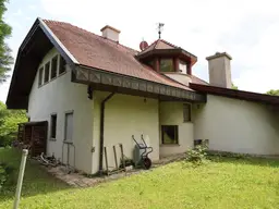 Großzügiges Wohnen im Landhausstil mit Naturgarten in Ausblickslage