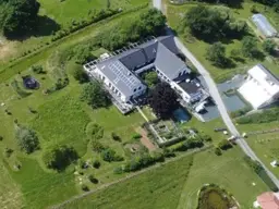 Großer Dreikant-Hof mit vielfältiger Nutzungsmöglichkeit; Wohngemeinschaft, Großfamilie, Seminare, landwirtschaftliche Aktivitäten