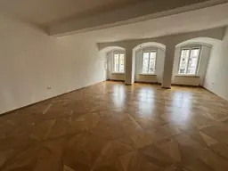 Wunderschöne Altbaubürofläche in einem Stilaltbau am Linzer Hauptplatz zu vermieten