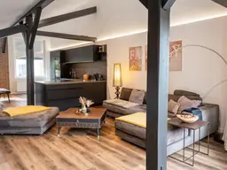 Attraktive Dachgeschosswohnung mit sonniger Terrasse und zusätzlicher, separat zugänglicher Wohneinheit mit Vermietungspotenzial.