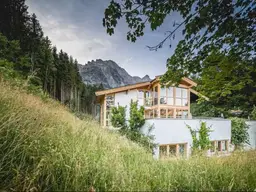 „Zweifamilienhaus in Leogang: Die ideale Kombination aus Eigenheim und touristischer Privatzimmervermietung.“