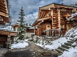 SAFE ISLAND AUSTRIA Ihr Zuhause und Ihre Zukunft am Hochkönig - Die Gesamtanlage in Maria Alm–Hintermoos - Vier Chalets in Rundholzblockbauweise - Direkte Ski-in/Ski-out-Lage - Wohnhaus mit drei Wohneinheiten