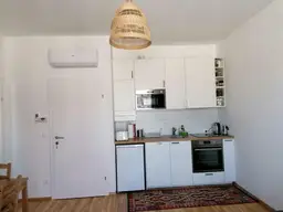 Verkauft wird hier eine (befristet vermietet) klimatisierte 2-Zimmer-Wohnung mit hofeseitiger Terrasse und opt. Garagenstellplatz!