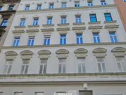 Sanierte und möblierte 2-Zimmer-Eigentumswohnung im sanierten Altbau mit Lift und Fernwärmeanschluss!