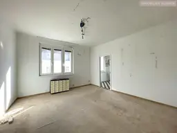 4. OG! Sanierungsbedürftige 2 Zimmer Wohnung in S-Bahn-Nähe