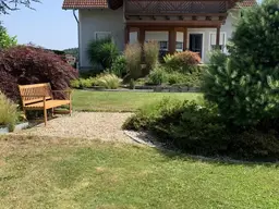 Exquisites Einfamilienhaus mit kleinem Nebengebäude und großem Grund