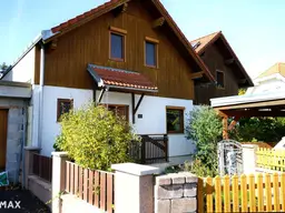 Heimeliges Doppelhaus in Holzbauweise – Wohnen mit Wohlfühlfaktor in ruhiger Siedlungslage!