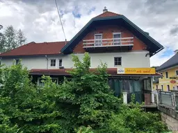 WOHN- UND GESCHÄFTSHAUS MIT 4 WOHNEINHEITEN, 1LOKAL, 6 GARAGEN, GROSSEM HOLZSCHUPPEN &amp; EIGENEM QUELLWASSER 7,4% RENDITE!!!!