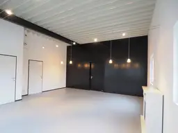 Helle Büro- oder Verkaufsräumlichkeit + 60 m² Hallenhälfte