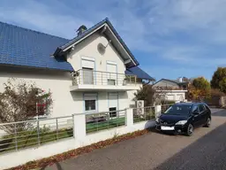 GEPFLEGTES 3 FAMILIEN HAUS MIT 4 GARAGEN !