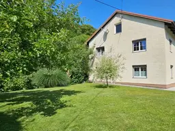 ZWEIFAMILIENHAUS MIT CHARME – MIT TRAUMGARTEN, WINTERGARTEN &amp; BACHZUGANG IM ZENTRUM VON KLEINRAMING
