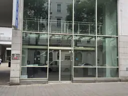 Großzügige Geschäftsfläche in bester Frequenzlage auf der Simmeringer Hauptstraße mit großen Auslagenflächen, vielfältige Nutzungsmöglichkeit in U Bahn Nähe Enkplatz
