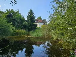 Exklusive Villa mit Schwimmteich und separatem Gäste- bzw. Personalhaus