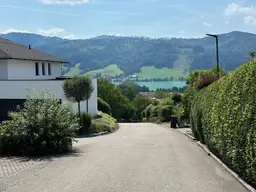 GEDIEGEN WOHNEN IN SEENÄHE
