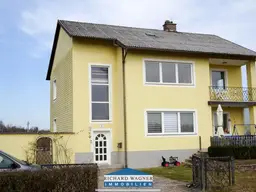 Wohnhaus am Ortsrand mit Doppelgarage