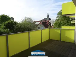 Neubauwohnung in Zentrumslage mit großer Balkon-Loggia und Carport