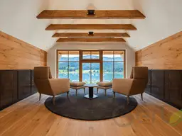 Exklusive 3-Zimmerwohnung mit Balkon, Seeblick und alpinem Charme - Weisse Wand