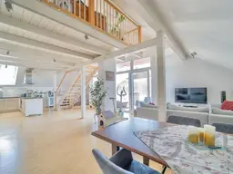 Lichtdurchflutete Galeriewohnung im Dachgeschoss – stilvolles Wohnen auf 121 m² in Wals