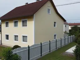 Wohnen &amp; Arbeiten unter einem Dach - vielseitige Immobilie mit Bürobereich, Pool und Sauna in Traun