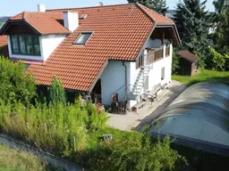 Vertikale Haushälfte im Obergeschoss mit Ausblick, Garten &amp; Pool - 15 Min. nach Linz!