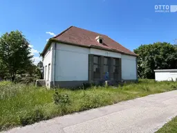 Urbanes Grundstück mit altem Trafohäuschen
