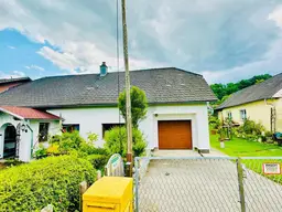 Zwei schöne Bungalows mit großem Garten