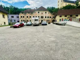 Großzügige Parkfläche von 300 m² zu vermieten