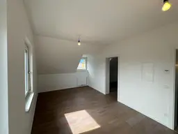 Top 2 – Gemütliche 2-Zimmer-Dachgeschosswohnung mit Blick auf den Grünberg und Traunstein