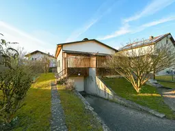 Einfamilienhaus und Garage und traumhaften Sonnengarten - mit großem Potential