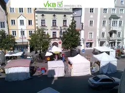 Braunau/Inn: Altbau-Mietwohnung in Braunau, direkt am Stadtplatz - auch als Büro nutzbar !