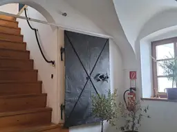 Befristet vermietete Wohnung mit 75 m² für Anleger oder Eigenbedarf in Ertragshaus mit altehrwürdiger Provenienz!