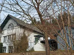 Seewalchen/Attersee: Haus mit großzügigem Platzangebot und freier Bauparzelle nebenan!