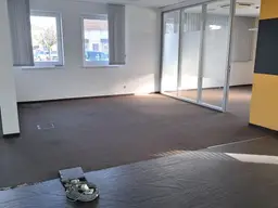 Hier werden Sie gesehen, Top Geschäftsfläche, Büro, Ordination im Erdgeschoß, 5 KFZ Abstellplätze, in der Schärdinger Vorstadt zu vermieten!