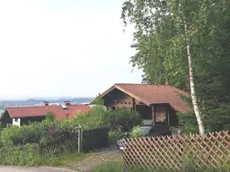Schörfling am Attersee: Holzblockhaus-Ferienhaus auf Baugrundstück in erhabener Lage über dem Attersee!