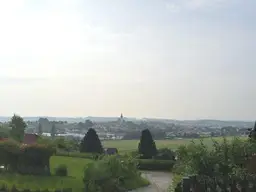 Schörfling am Attersee: Baugrundstück mit Holzblockhaus in erhabener Lage mit Fernsicht!