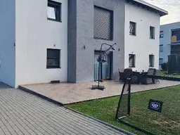 Schönes Mehrfamilienhaus in einer Neubausiedlung