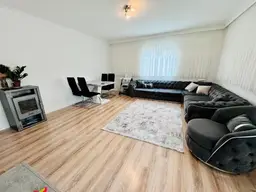 Großzügiges Zweifamilienhaus in ruhigen Siedlung nahe Salzburg, RESERVIERT.