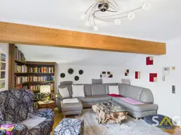 bemerkenswert großzügige Dachgeschoßwohnung mit Blick auf Stadtmauer und Kirche
