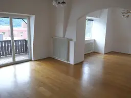 Schöne Villenwohnung in Aussichtslage mit Balkon und Parkplatz