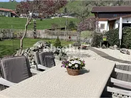 Attraktives, modernes Haus mit 2 Einheiten in sonniger Lage, großem Garten, Carport, PV-Anlage uvm