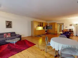 Ideal für Alleinstehende oder Paare: Großzügige Mietwohnung mit Charme nahe dem Hauptplatz, mit ruhiger Terrasse, sanierten Bad und Aufzug.