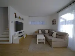 Wohnbaugeförderte Doppelhaushälfte mit 97m² Wohnfläche, 54 m² Vollunterkellerung, Terrasse und Eigengrund samt 2 Parkplätzen