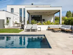 Raus aus der Stadt: Topmodernes Einfamilienhaus mit Pool im Grünen zum Kauf