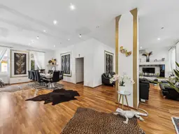 Helle Altbauwohnung mit großzügiger, privater Terrasse