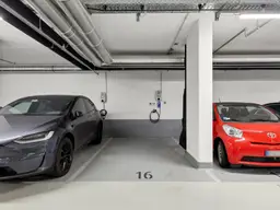 PKW-Stellplatz im modernen Tower beim Belvedere – mit E-Ladestation