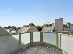 Traumhafte Lage: Helle Dachgeschosswohnung mit drei Terrassen und Garagenplatz