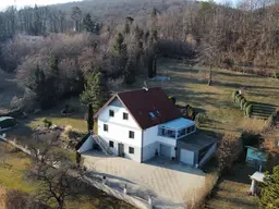 LAGE LAGE LAGE - gepflegtes Wohnhaus mit Vollkeller und Garagen auf traumhaftem Grundstück am Waldrand mit Fernblick zu verkaufen