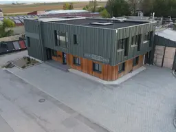 top ausgestattetes Betriebsobjekt mit beheizter Produktionshalle, klimatisierte Büros und Betriebsgelände zu vermieten