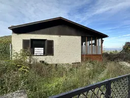 2 stark renovierungsbedürftige Häuser auf einem Grundstück mit schöner Fernsicht zu verkaufen