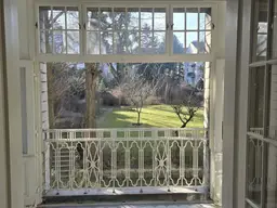 Hochwertige Altbauwohnung in absoluter Grünruhelage mit verglaster gartenseitiger Loggia -Gartenmitbenützung!